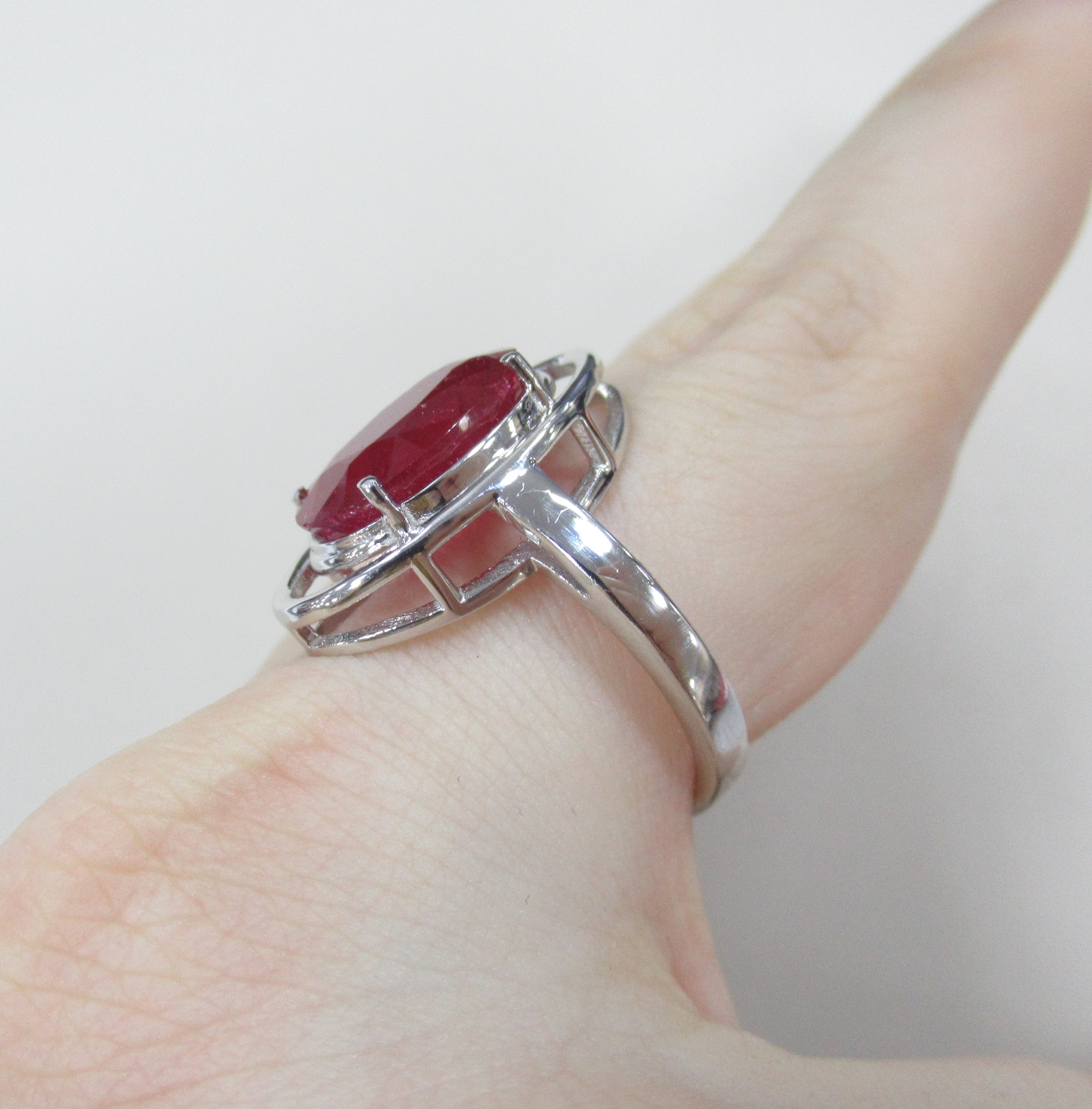 Серебряное кольцо с рубином